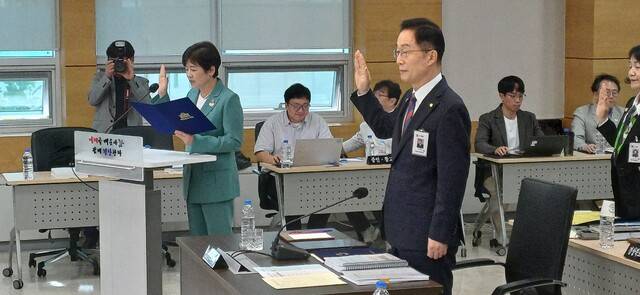 걍은희 대구시교육감과 임종식 경북도교육감이 22일 대구시교육청에서 열린 국정감사 시작에 앞서 선서를 하고 있다. 김명규 기자
