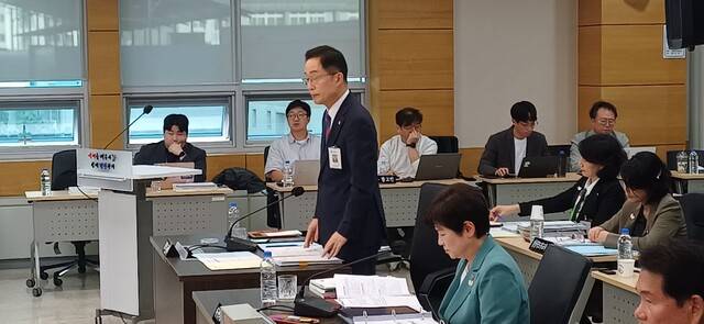 임종식 경북도교육감이 일어나 영주 학교폭력 피해 사망 여학생의 유가족에게 사과의 뜻을 밝히고 있다. 김명규 기자