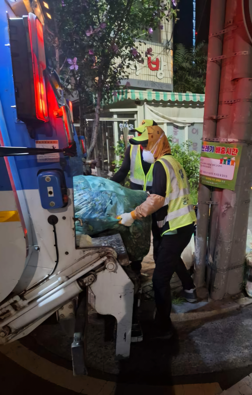 17일 새벽 중구에서 15년째 환경공무직으로 근무하는 천원씨가 쓰레기를 수거하고 있다. 독자 제공