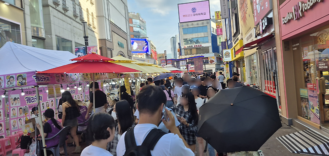 6일 오후, 대구 중구 동성로 보행자전용도로에서 열린 놀장 축제 현장이 시민들로 붐비고 있다. 조윤화 기자