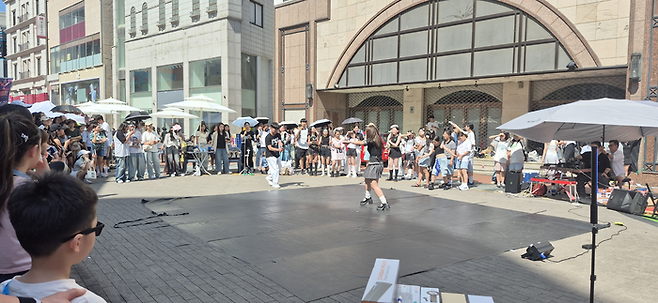 6일 오후 대구 중구 2025년 동성로 놀장 축제에서 거리공연이 펼쳐지고 있다. 조윤화 기자