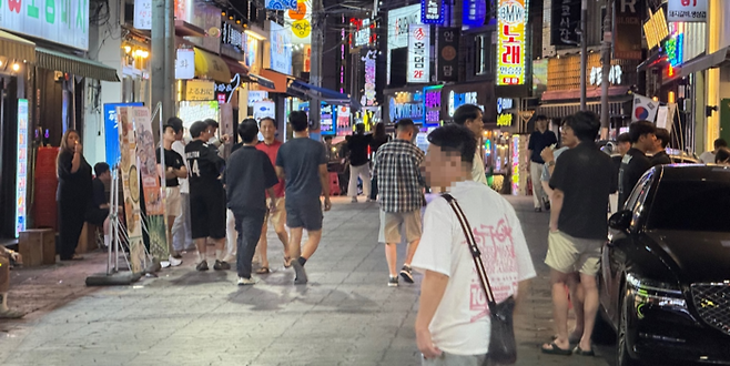 지난 14일 오후 8시쯤 방문한 두류 젊코 거리. 평일 밤에도 이곳은 인파들로 북적였다. 구경모기자