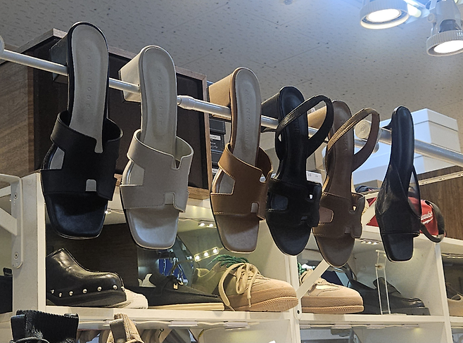 14일 오후 2시쯤 서문시장의 한 신발가게에 명품 브랜드 제품을 모티브로 한 슬리퍼가 걸려있다. 서민지기자 mjs858@yeongnam.com