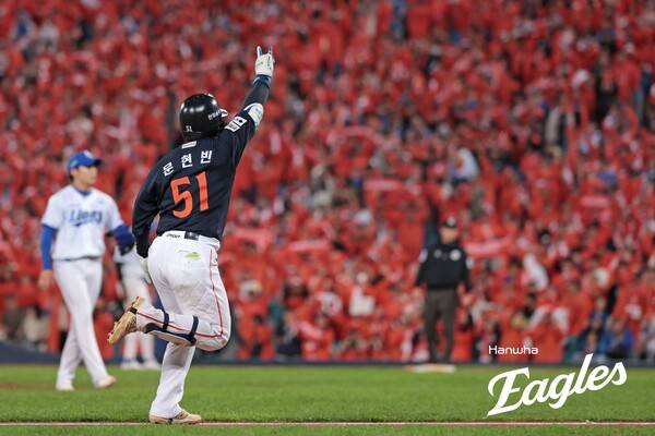 문현빈이 대구에서 열린 삼성 상대 PO 4차전에서 5회 3점 홈런을 기록했다. (사진=한화)