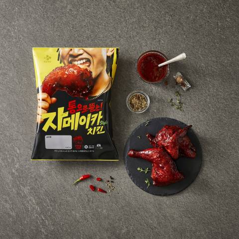 CJ제일제당의 '통으로 뜯는 자메이카 스타일 치킨'/사진=CJ제일제당