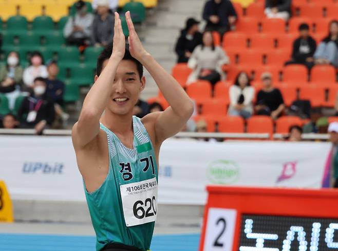 22일 부산 아시아드주경기장서 열린 제106회 전국체육대회 육상 남자 일반부 높이뛰기에서 우상혁(용인시청)이 2m 24을 실패하고 부상으로 기록 도전을 하지 않을 것을 알리며 미안해하고 있다. 사진=연합뉴스