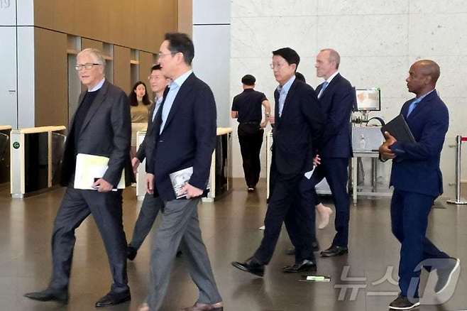 이재용 삼성전자 회장이 22일 삼성전자 서초 사옥을 방문해 오찬을 함께 한 빌 게이츠 게이츠재단 이사장을 배웅하고 있다. (삼성전자 제공. 재판매 및 DB 금지) 2025.8.22/뉴스1