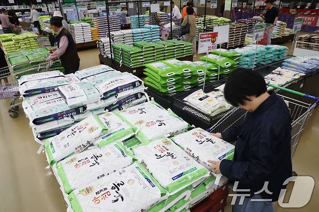 서울의 한 대형마트를 찾은 시민들이 쌀을 살펴보고 있다.ⓒ News1 이광호 기자