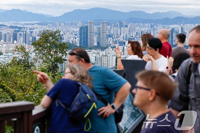 서울 남산에서 외국인 관광객들이 도심 전경을 감상하고 있다. 2025.10.12/뉴스1 ⓒ News1 안은나 기자