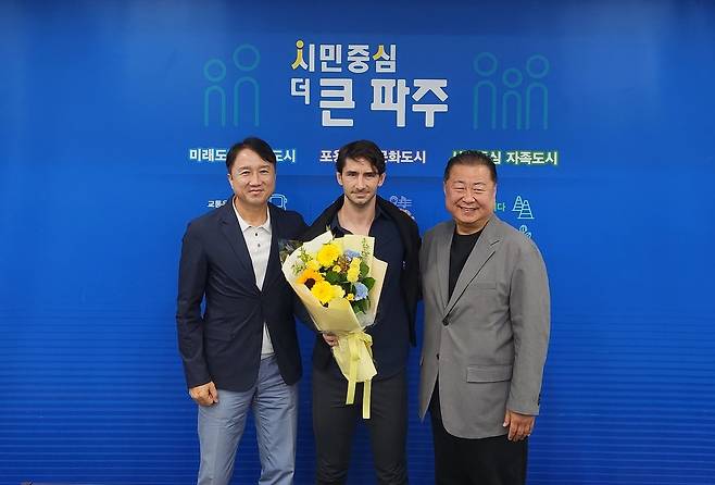 파주시민축구단이 초대 사령탑으로 스페인 출신 제라드 누스 감독을 선임했다. 왼쪽부터 황보관 단장, 누스 감독,  김경일 파주시장(파주시민축구단 제공)