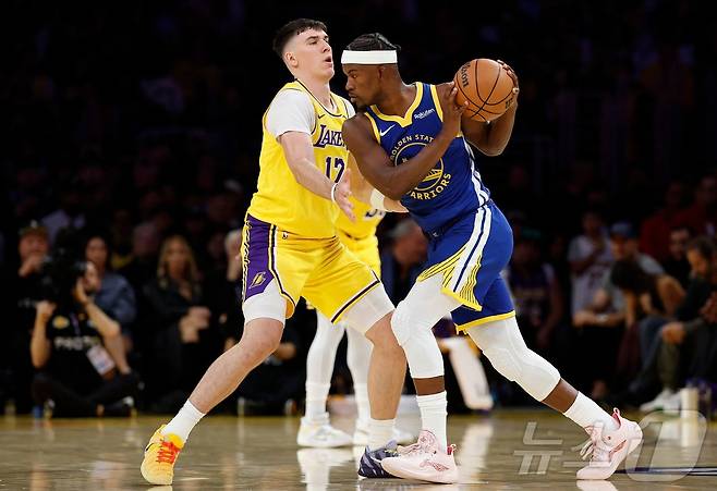 NBA 골든스테이트 버틀러(오른쪽)가 22일(한국시간) 레이커스와 경기에서 드리블을 하고 있다. ⓒ AFP=뉴스1
