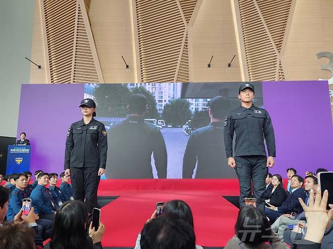 22일 인천 송도컨벤시아에서 열린 '제7회 국제치안산업대전'에서 경찰복제 쇼케이스 행사를 하고 있다. (경찰청 제공. 재판매 및 DB금지) 2025.10.22/뉴스1