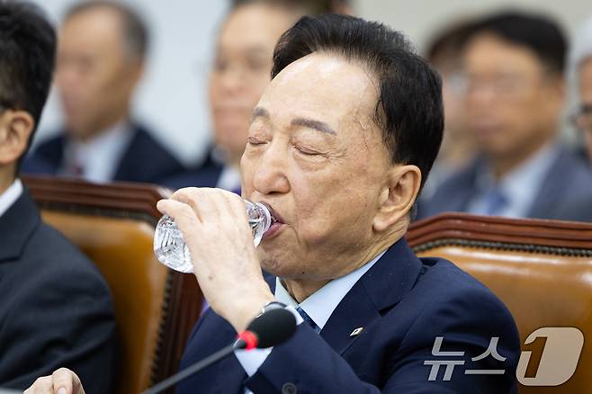 김철수 대한적십자사 회장이 22일 서울 여의도 국회에서 열린 보건복지위원회의 한국보건산업진흥원 등에 대한 국정감사에 출석해 물을 마시고 있다. 2025.10.22/뉴스1 ⓒ News1 유승관 기자