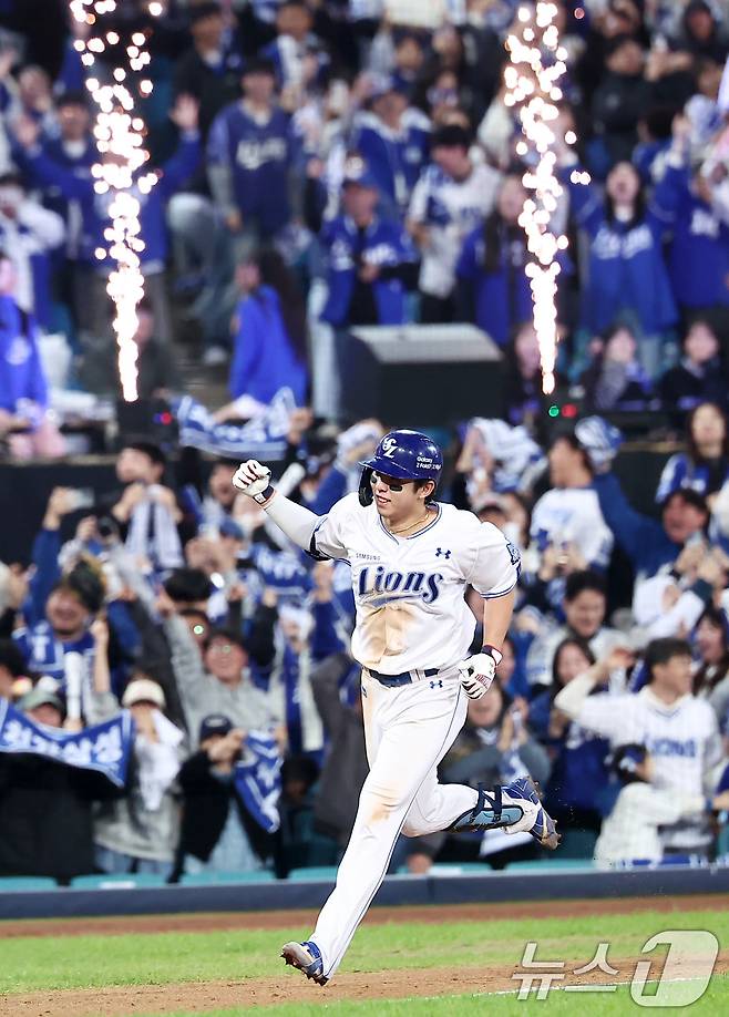 22일 대구삼성라이온즈파크에서 열린 2025 신한 SOL뱅크 KBO 포스트시즌 플레이오프 4차전 한화 이글스와 삼성 라이온즈의 경기, 삼성 김영웅이 7회말 1사 1,2루 3점 홈런을 터뜨린 후 세리머니를 하고 있다. 2025.10.22/뉴스1 ⓒ News1 김성진 기자