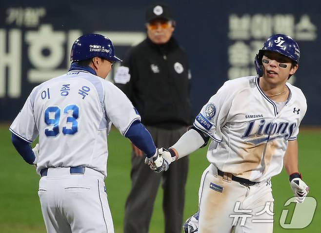 22일 오후 대구 삼성라이온즈파크에서 열린 프로야구 2025 신한 SOL뱅크 KBO 포스트시즌 플레이오프 4차전 삼성 라이온즈와 한화 이글스의 경기, 삼성 김영웅이 7회말 1사 1,2루 연타석 3점 홈런을 터뜨린 뒤 기뻐하고 있다. 2025.10.22/뉴스1 ⓒ News1 공정식 기자