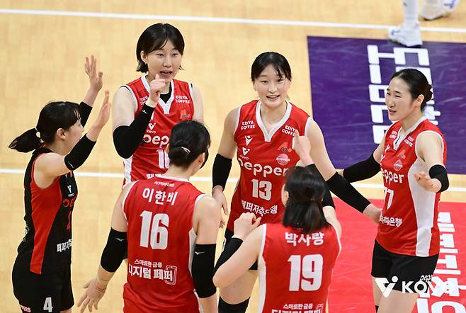 기뻐하는 페퍼저축은행 선수들. 제공 | 한국배구연맹