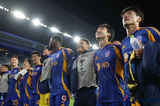 울산HD 선수들이 21일 울산문수경기장에서 열린 2025 아시아축구연맹 챔피언스리그 엘리트(ACLE) 리그 스테이지 3라운드에서 일본 J리그의 강자 산프레체 히로시마를 꺾은 뒤 서포터 처용전사와 뒤풀이하고 있다. 사진 | 한국프로축구연맹