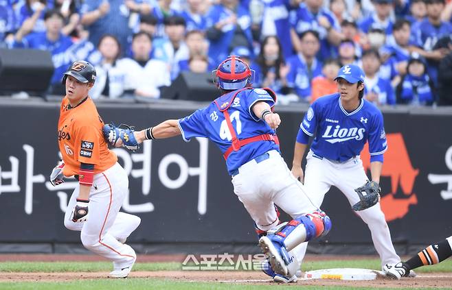 한화 하주석이 18일 대전 한화생명 볼파크에서 열린 2025 KBO 포스트시즌 PO 1차전 삼성과 경기 2회말 1사2,3루 심우준 내야땅볼 때 협살에 걸려 아웃되고 있다. 대전 | 최승섭 기자 thunder@sportsseoul.com