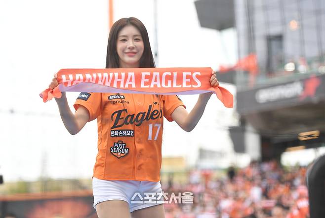 한화 치어리더 김연정이 19일 대전 한화생명 볼파크에서 열린 2025 KBO 포스트시즌 PO 2차전 삼성과 경기에서 응원을 하고 있다. 대전 | 최승섭 기자 thunder@sportsseoul.com