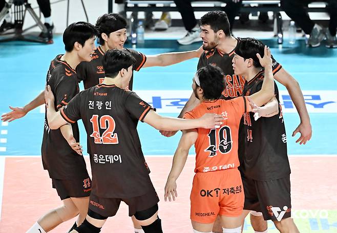 OK저축은행 선수들이 삼성화재전에서 득점 후 환호하고 있다. 사진 | 한국배구연맹