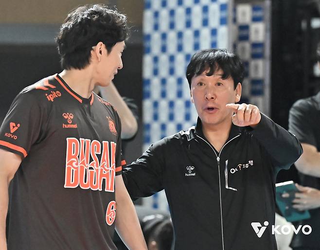 신영철(오른쪽) 감독이 세터 이민규에게 지시하고 있다. 사진 | 한국배구연맹