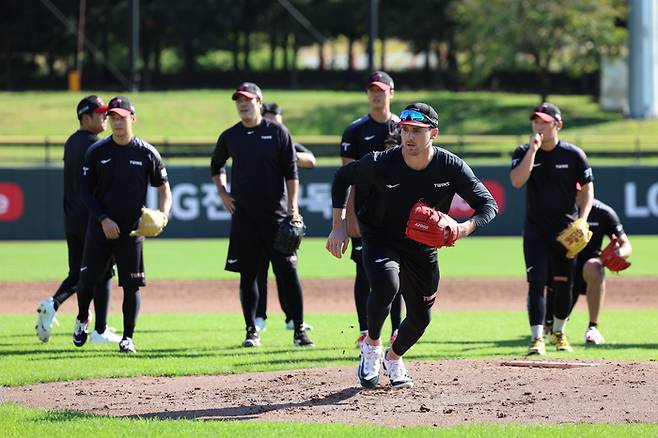 LG 선수단이 이천 LG챔피언스파크에서 진행 중인 한국시리즈 대비 합숙 훈련을 하고 있다. 사진 | LG 트윈스