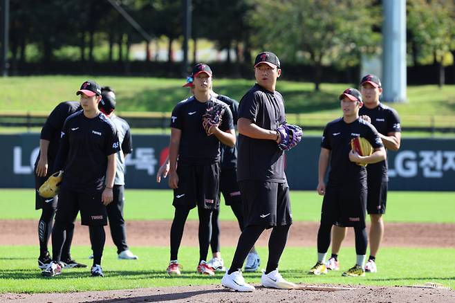 LG 송승기가 이천 LG챔피언스파크에서 진행 중인 한국시리즈 대비 합숙 훈련에서 투구를 준비하고 있다. 사진 | LG 트윈스