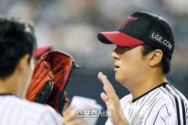 LG 송승기가 30일 잠실구장에서 열린 2025 KBO리그 두산과 경기에서 5회초 수비를 마친 뒤 더그아웃으로 들어가며 동료들과 하이파이브를 하고 있다. 잠실 | 박진업 기자 upandup@sportsseoul.com