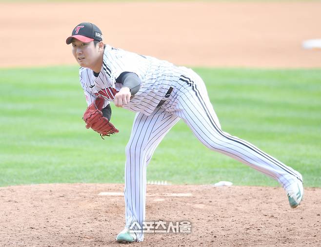 LG 투수 손주영이 잠실구장에서 열린 삼성과 2024 KBO 플레이오프 4차전 7회 역투하고 있다. 잠실 | 최승섭기자 thunder@sportsseoul.com
