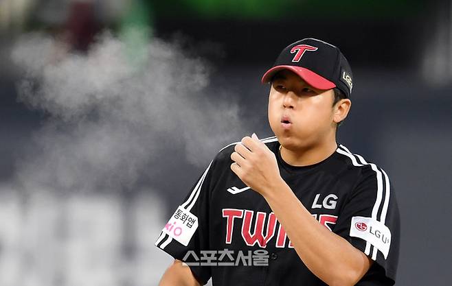 LG 송승기가 18일 수원케이티위즈파크에서 열린 2025 KBO리그 KT와 더블헤더 2차전에서 로진을 불고 있다. 수원 | 박진업 기자 upandup@sportsseoul.com