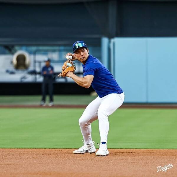 LA 다저스 공식 채널이 22일(한국시각) 선수들의 월드시리즈 대비 연습 사진을 게재했다. 한국인 김혜성이 수비 연습 중이다. /사진=LA 다저스 공식 채널