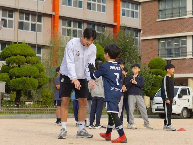 서울이랜드 수비수 강민재가 지난 21일 서울 양천구에 위치한 월촌초등학교에서 진행된 '스마일스쿨' 캠페인에 참여하고 있다. /사진=서울이랜드