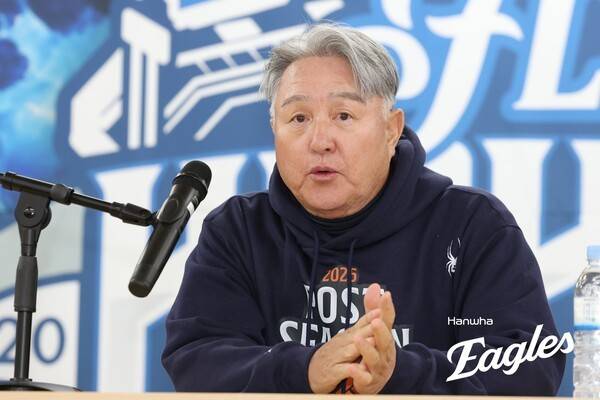 22일 오후 6시 30분 경상북도 대구 수성구의 대구삼성라이온즈파크에서 열리는 2025 신한 SOL뱅크 한국야구위원회(KBO) 포스트시즌(PS) 플레이오프(PO·5전3선승제) 4차전을 앞두고 있는 한화 이글스 김경문 감독. /사진=한화 이글스