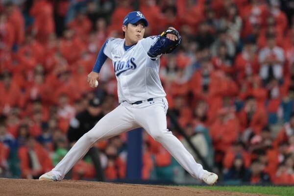 22일 오후 6시 30분 대구삼성라이온즈파크에서 열린 2025 신한 SOL뱅크 한국야구위원회(KBO) 포스트시즌(PS) 플레이오프(PO·5전3선승제) 4차전에서 선발 투수로 등판한 원태인. /사진=삼성 라이온즈