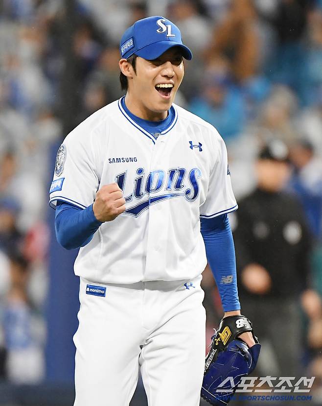 13일 대구 라이온즈파크에서 열린 SSG와 삼성의 준PO 3차전. 5회초 2사 2루 에레디아를 우익수 플라이로 잡은 원태인이 환호하고 있다. 대구=정재근 기자 cjg@sportschosun.com/2025.10.13/