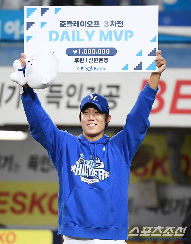 13일 대구 라이온즈파크에서 열린 SSG와 삼성의 준PO 3차전. 삼성이 5대3으로 승리하며 시리즈 전적 2승1패를 기록했다. MVP에 뽑힌 원태인이 기뻐하고 있다. 대구=정재근 기자 cjg@sportschosun.com/2025.10.13/