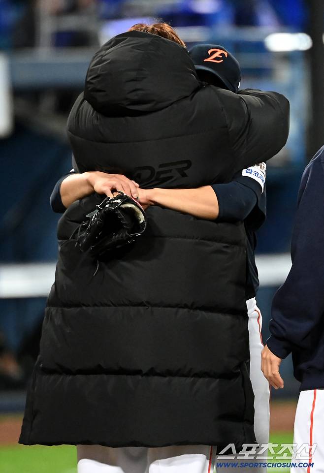 류현진의 품에 안긴 문동주, 얼굴이 보이지 않을 정도로 깊은 포옹을