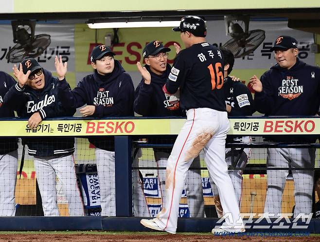 21일 대구 삼성라이온즈파크에서 열린 삼성과 한화의 PO 3차전. 4회초 이도윤 적시타 때 득점에 성공한 하주석. 대구=송정헌 기자songs@sportschosun.com/2025.10.21/