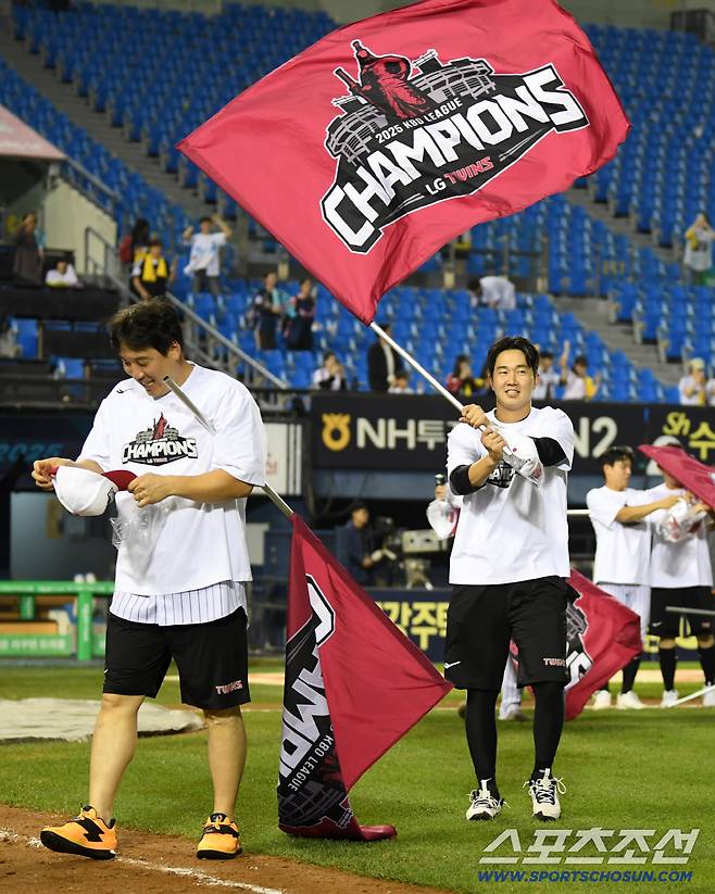 1일 잠실구장에서 정규리그 우승을 확정 지은 LG 트윈스 김현수, 유영찬이 기뻐하고 있다. 잠실=박재만 기자 pjm@sportschosun.com/2025.10.01/