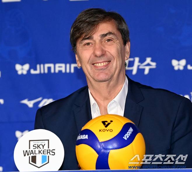 15일 리베라호텔에서 열린 V리그 남자부 미디어데이, 현대캐피탈 필립 블랑 감독이 인사말을 하고 있다. 허상욱 기자wook@sportschosun.com/2025.10.15/