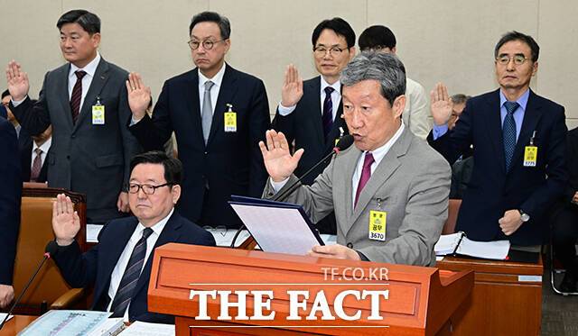 증인 선서하는 차순도 한국보건산업진흥원장과 증인들.