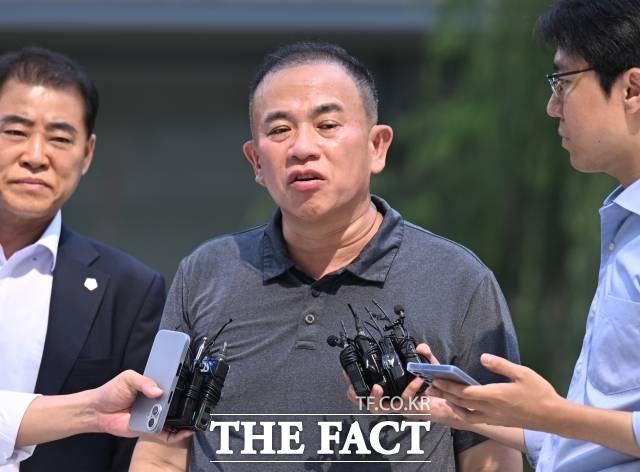 윤석열 전 대통령 부부 공천 개입 의혹을 받는 명태균 씨가 1일 오전 서울 종로구 KT광화문빌딩 웨스트에 마련된 김건희 여사 관련 의혹 수사 중인 민중기 특별검사팀 사무실로 출석하고 있다. /이새롬 기자