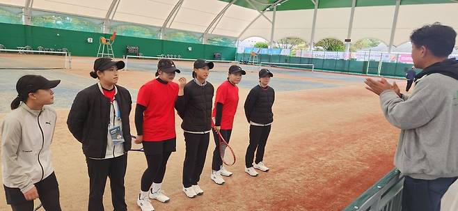 광주광역시에서 유일하게 제106회 전국체육대회 정구 종목에 출전해 금메달 1개, 동메달 1개를 수확하며 선전한 서진여고 선수들. 김경무 기자