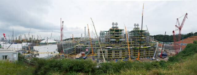 (사진 왼쪽) 원유를 정제해서 석유화학 원료를 생산하는 TC2C, 높이 118미터의 프로필 분리타워, 연간 180만톤 에틸렌을 생산하는 스팀크래커 등이 자리를 잡고 있는 모습 (사진=에쓰오일)