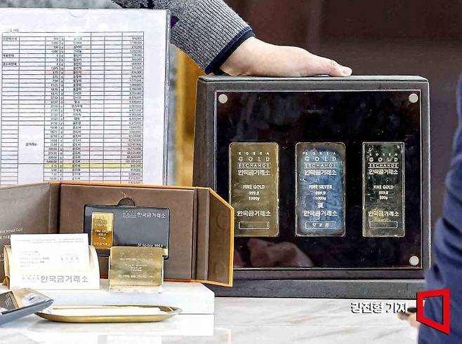 금값이 고공행진하며 골드바 품귀현상이 벌어지고 있는 18일 서울 종로구 한국금거래소 종로본점을 찾은 고객에게 직원이 골드바 견본품을 보여주고 있다. 2025.2.18. 강진형 기자