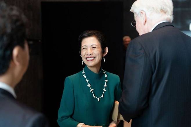 일본 왕실 다카마도노미야 가문의 히사코 친왕비는 16일(현지시간) 북극서클 총회가 열린 아이슬란드 레이캬비크 하르파 콘서트홀에서 참석자들과 이야기를 나누고 있다. 북극서클