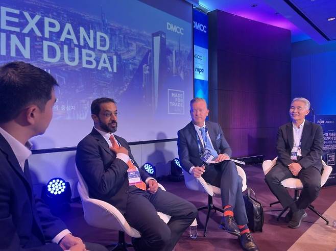 아흐마드 빈 술라이멘(왼쪽에서 두번째) DMCC 회장이 지난달 10일 서울 코엑스에서 정보통신산업진흥원(NIPA)과 업무협약을 맺은 후 취재진의 질문에 답하고 있다. 김보경 기자