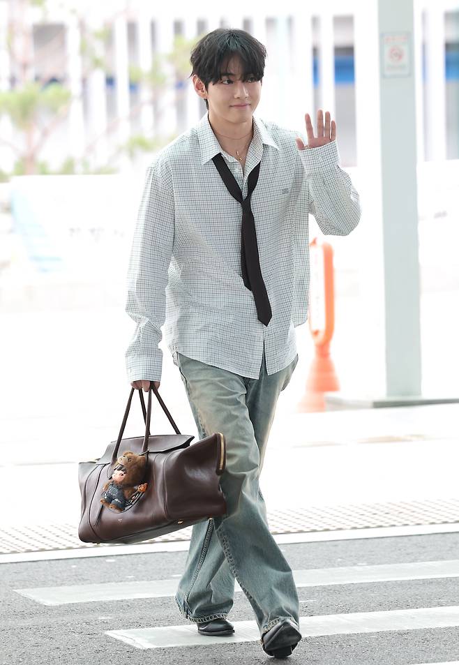 10월 초 파리패션위크 참석차 출국하는 방탄소년단 뷔의 모습/뉴스1