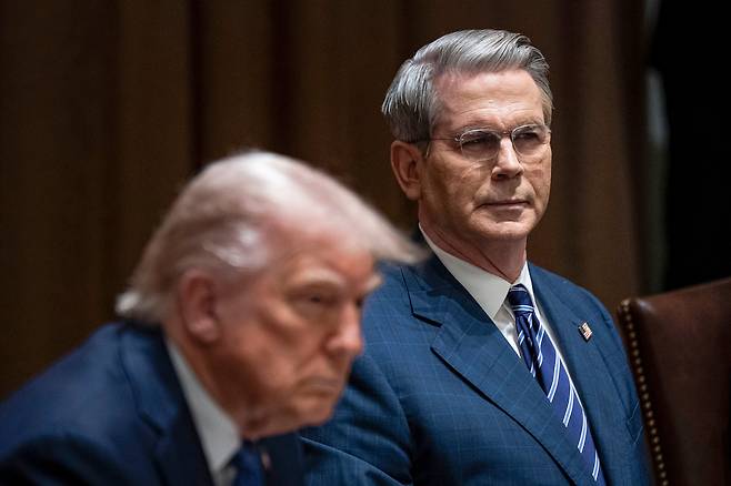 워싱턴 백악관에서 도널드 트럼프 미국 대통령(왼쪽)과 스콧 베선트 미국 재무장관(오른쪽)/EPA 연합뉴스