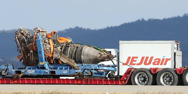 전남 무안국제공항 참사 현장에서 로컬라이저(방위각시설) 둔덕에 파묻힌 제주항공 7C2216편의 엔진이 실린 트럭이 이동하고 있다. /뉴스1